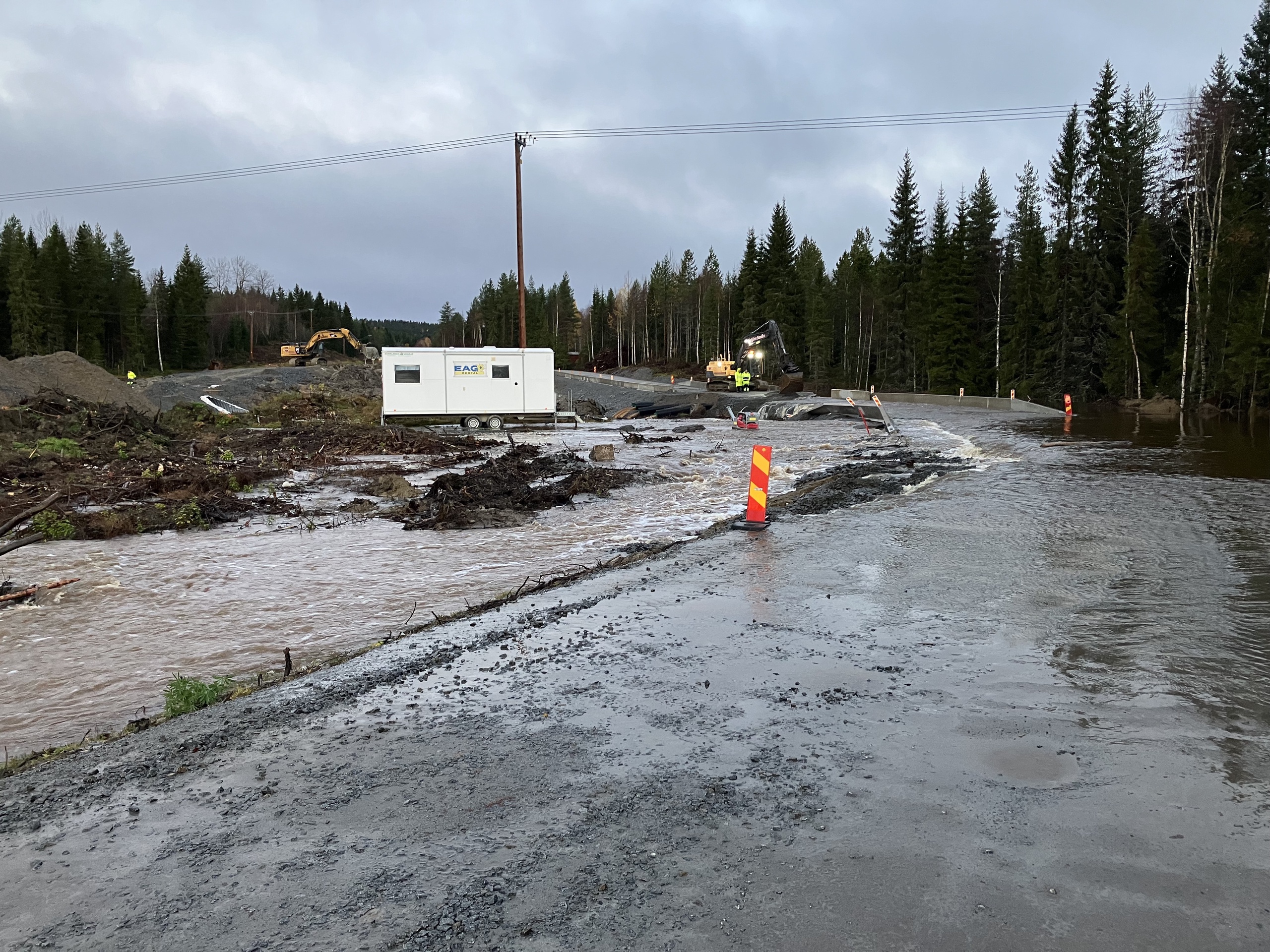Vägen bortspolad – totalstopp i flera dagar: ”Får ställa in resan”
