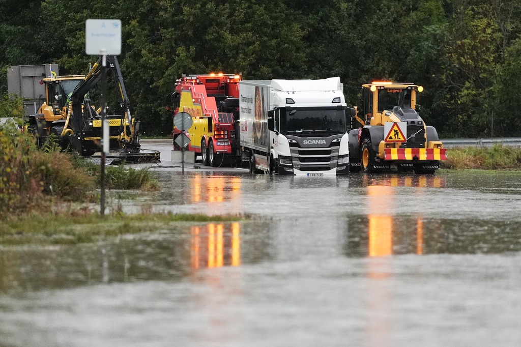 Kraftigt regn i väst – vägar översvämmade
