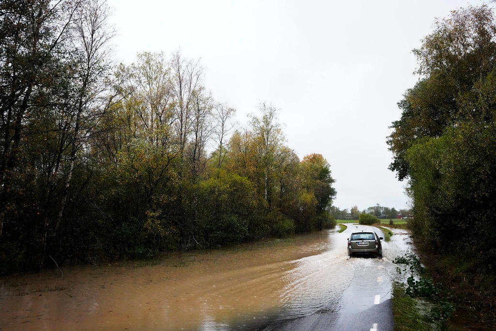 Kraftigt regn i väst – vägar översvämmade