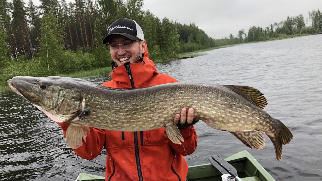 Fiskade efter harr – fick ett monster på kroken