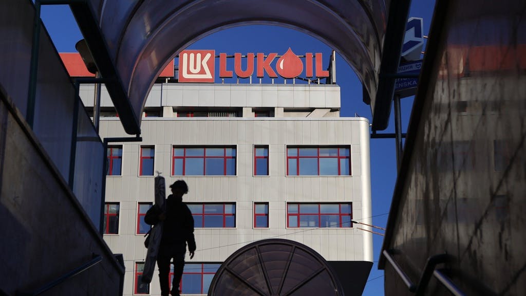 Ota va qiz jinsiy aloqa haqiqiy Ruscha porno: Direktor talabani onlayn sikadi