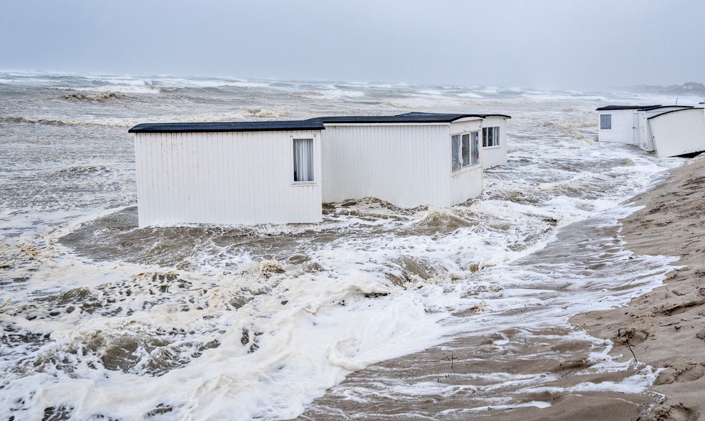 Badhytter flyter runt i havet: 