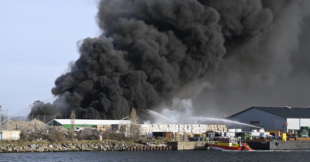 Brand i oljehamnen – rök vällde in över Malmö
