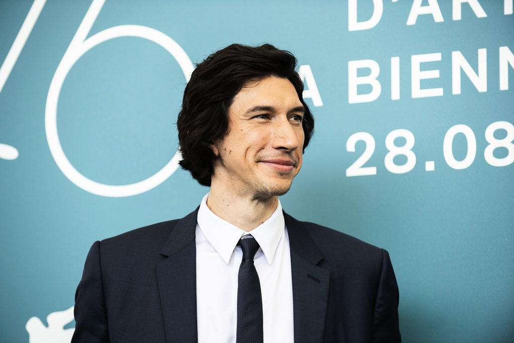 Adam Driver rattar säsongspremiär av SNL