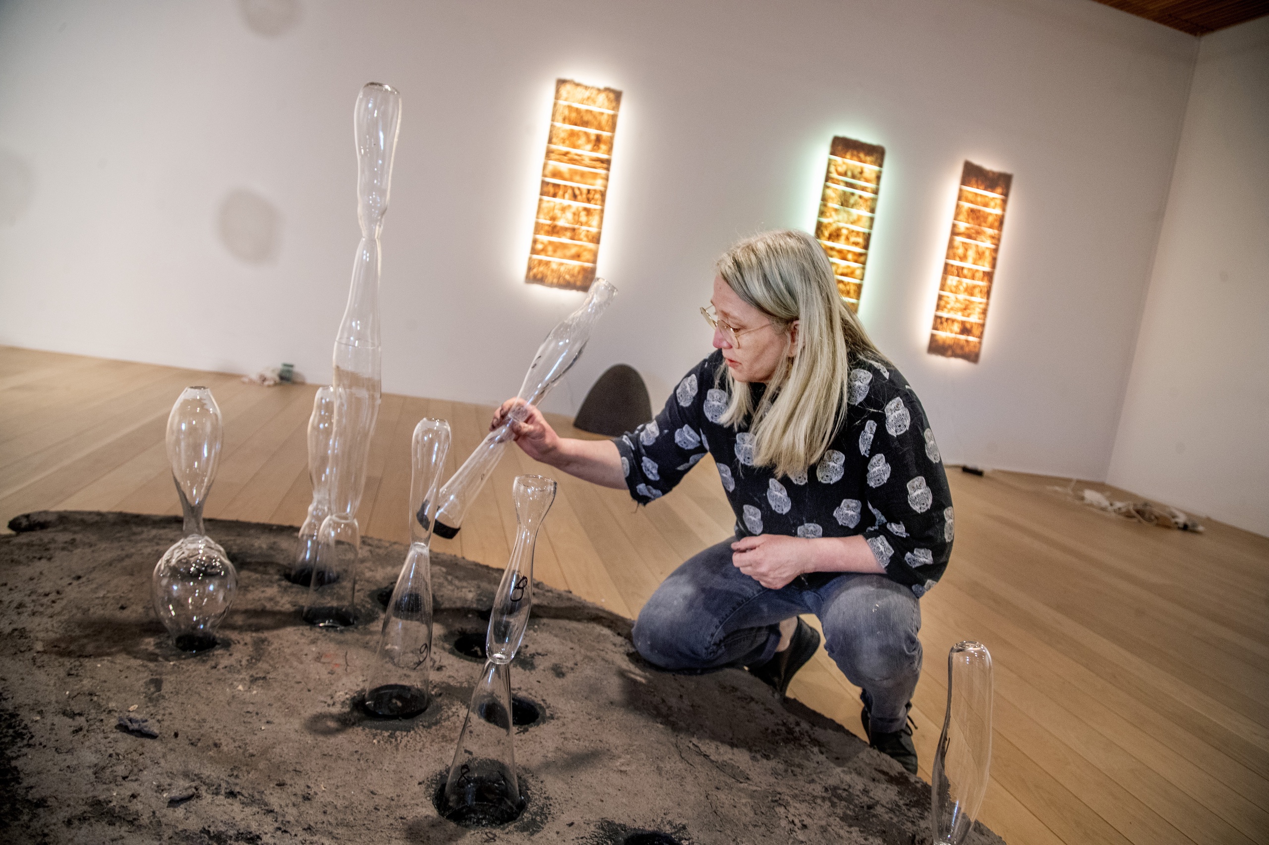 Bröstvårtor av glas och myrmark i stål i konsthallen