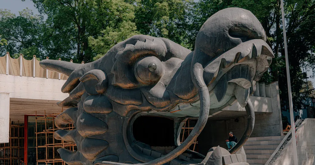 Ett drakskepp rammar Nordiska paviljongen