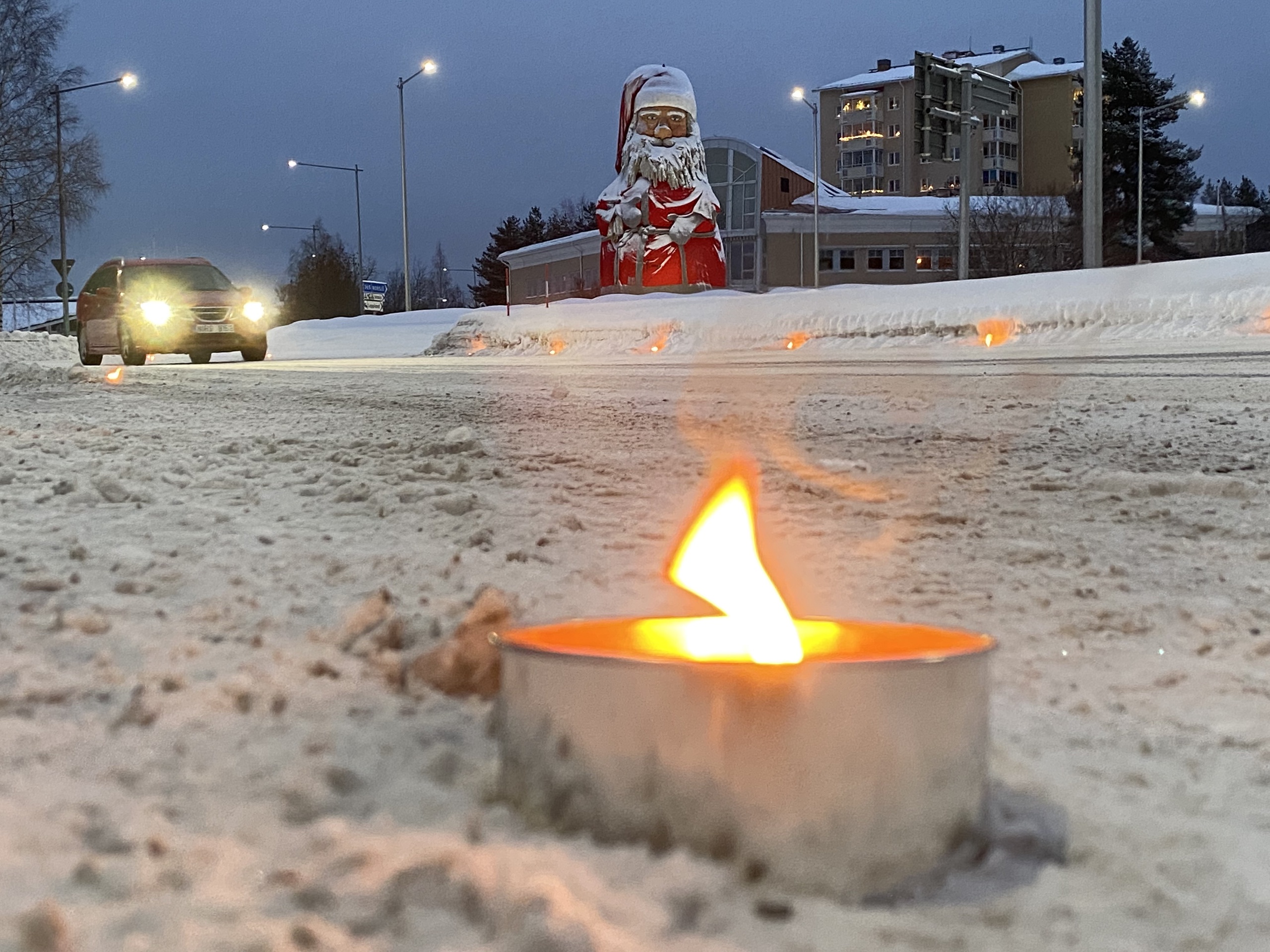 288 marschaller lyste upp stora bron i Lycksele: ”Vårt sätt att säga tack”