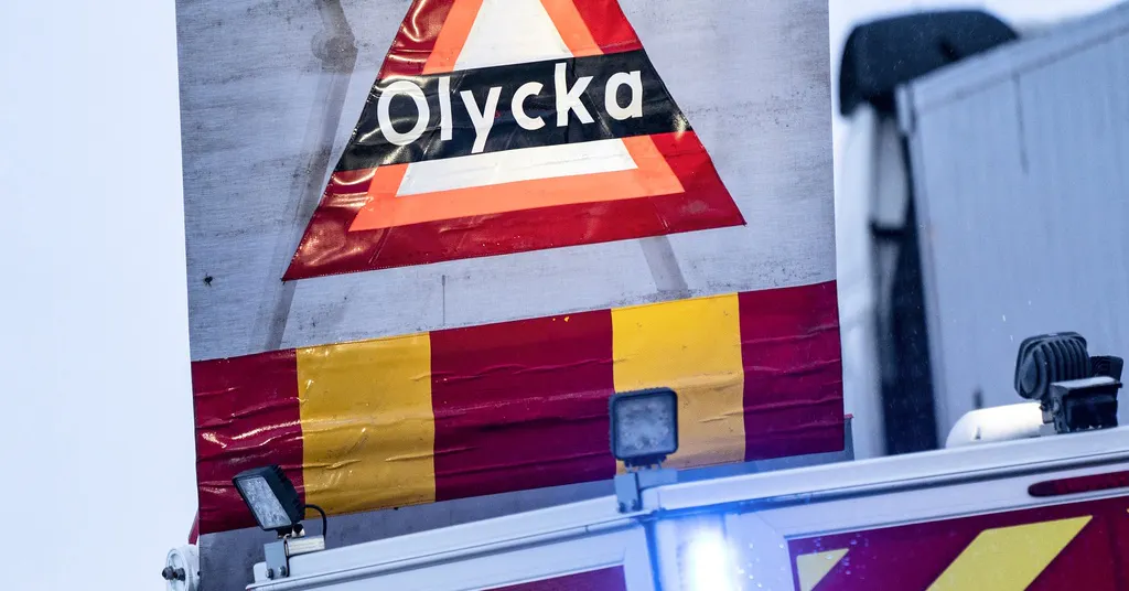 Lastbil med tivoli välte – väg avstängd