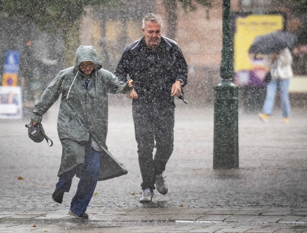 Kraftigt regn i väst – vägar översvämmade