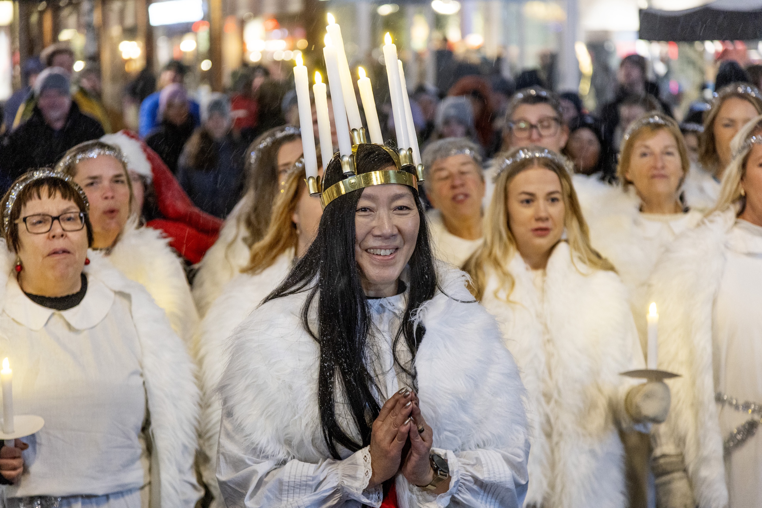 Lucia lyste upp snödränkt Umeå: ”Glädje och kärlek”